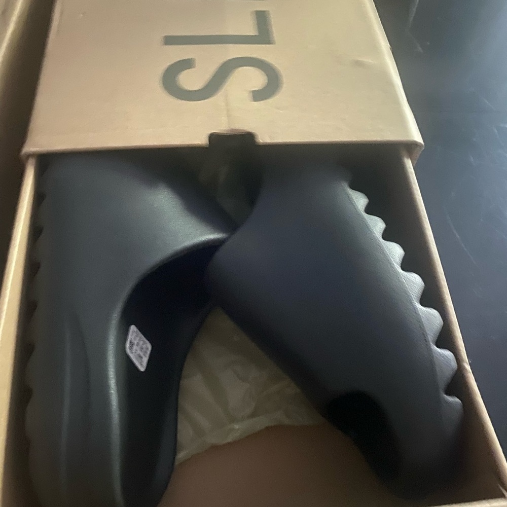 YEEZY SLIDES SIZE 11